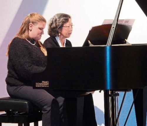 Michaela Haider und Sylvani Utami am Klavier